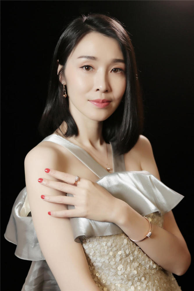 陈丽娜参加中国国际时装周展优雅知性美