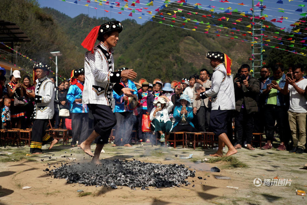 云南傈僳族刀杆节村民赤脚上刀山下火海
