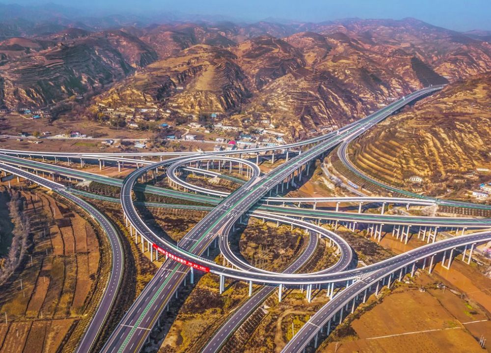 榆绥高速转换立交铁路运输 日趋完善路是方向.