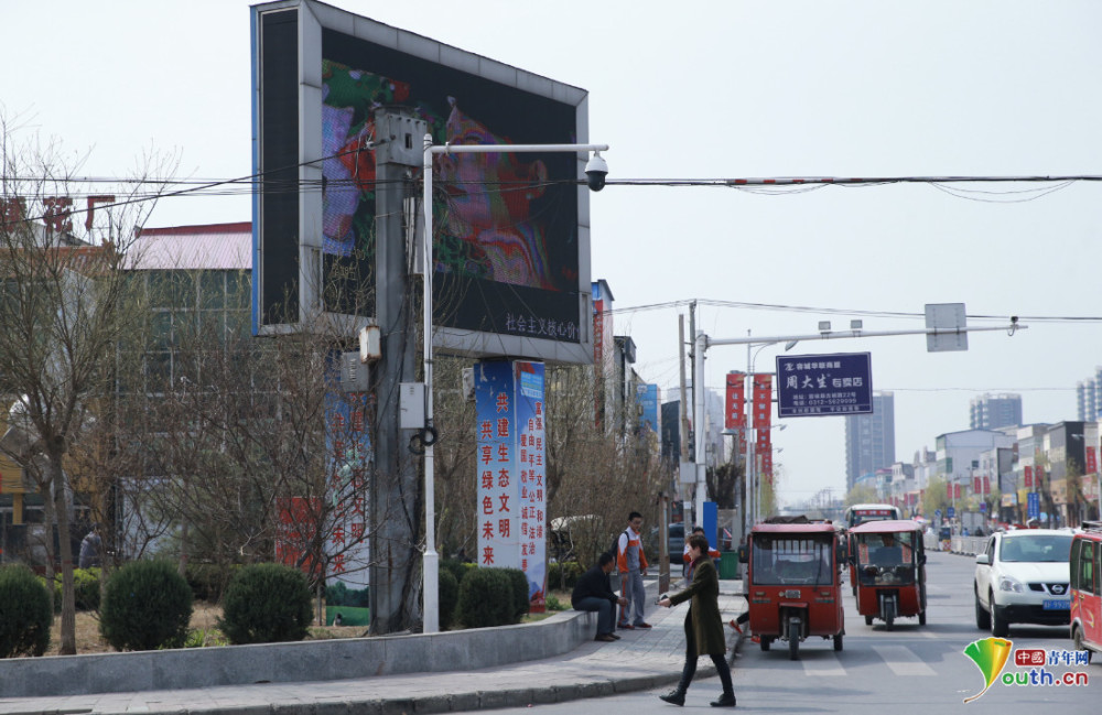 距白洋淀火车站以南一公里的容城县金容北街,这里的街景几乎与中国