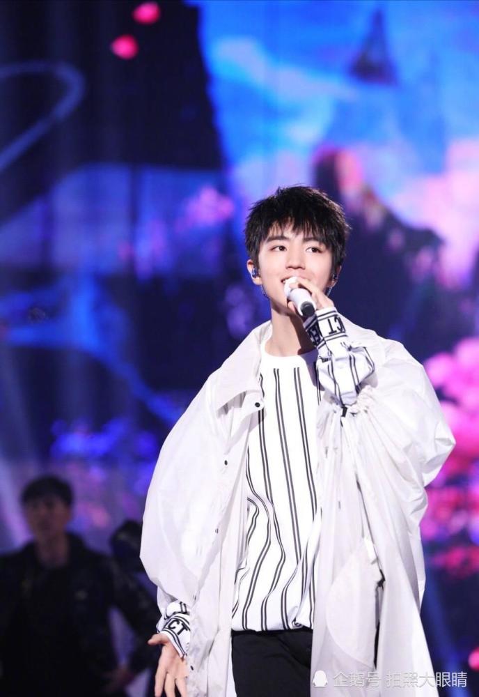 王俊凯新歌首唱,lavin透明外套衬托少年活力满满,帅气迷人!