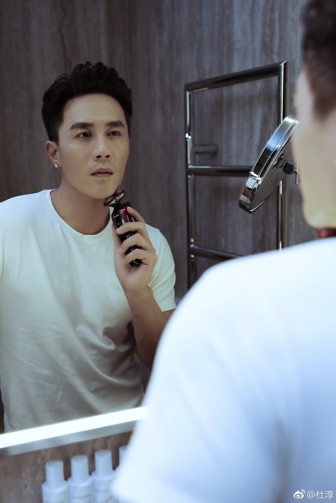 杜淳微博晒自拍,网友:许久不见气质变化太大,近