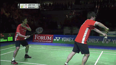 是在你推反手区令对手习惯后,对手的站位会偏向反手区把发到内角的球