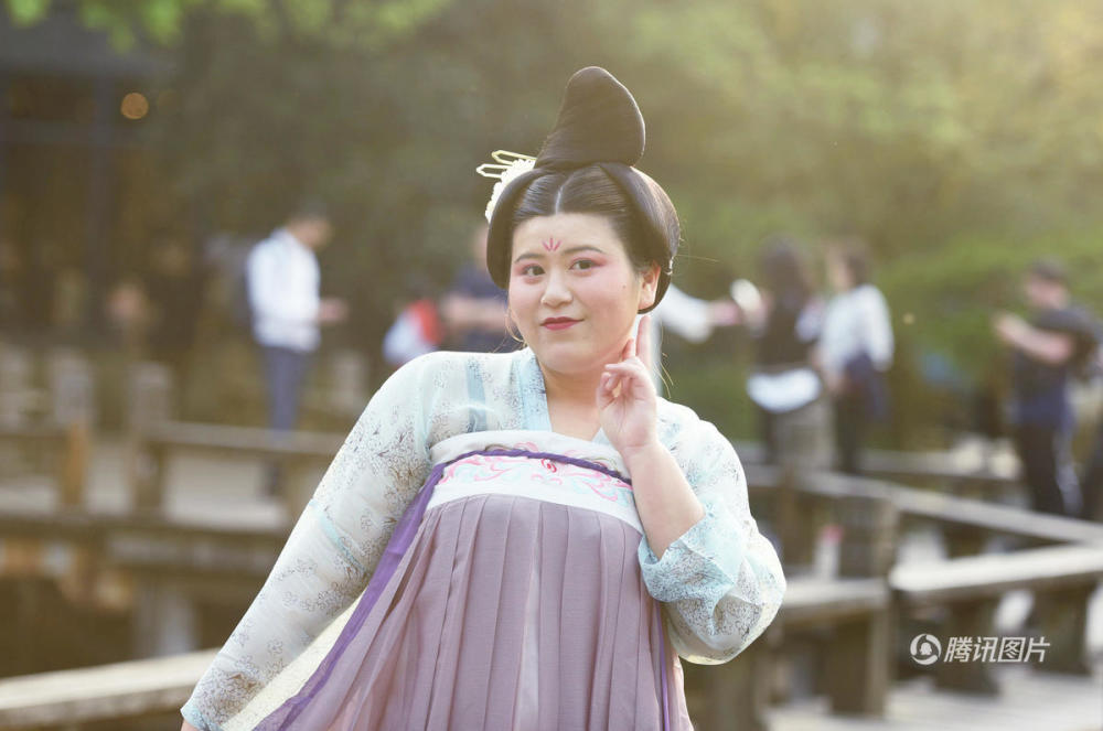 身穿唐代服饰的胖mm.