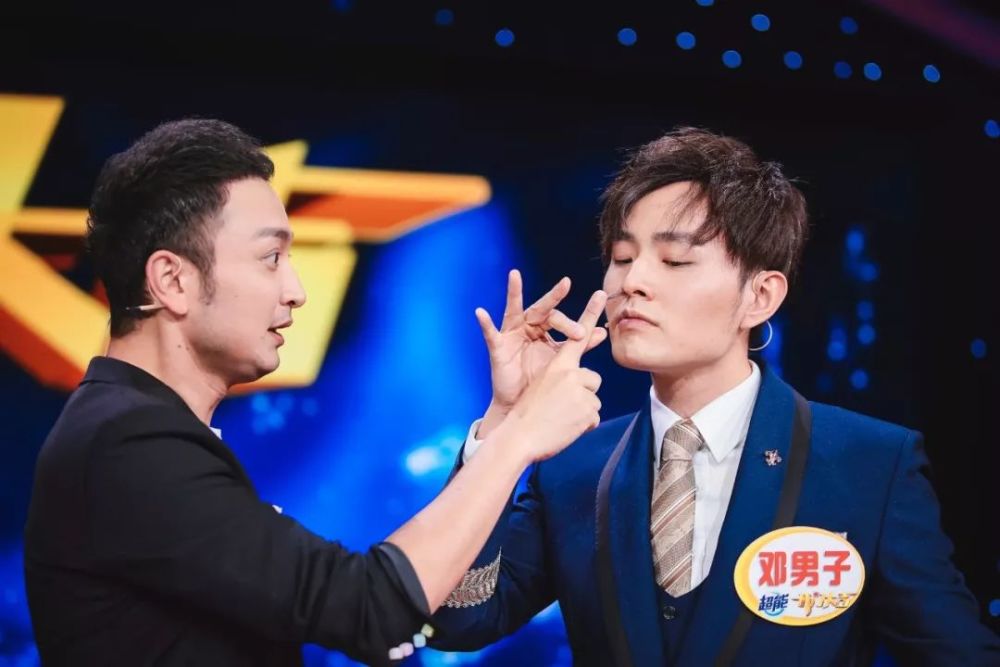邓男子现场表演钢钉插鼻魔术,小尼吓得