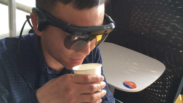 浙大团队发明神奇眼镜盲人能够端起水杯喝水