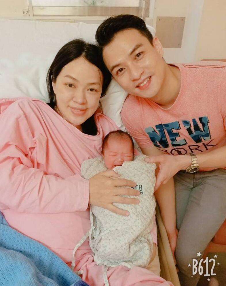 "八婆专业户"李漫芬顺利产女重7斤,大眼塌鼻像极圈外丈夫