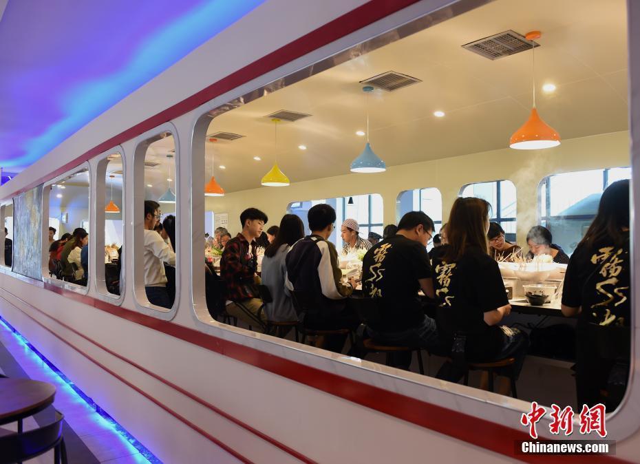 重庆一大学食堂现"动车"餐厅 人气火爆
