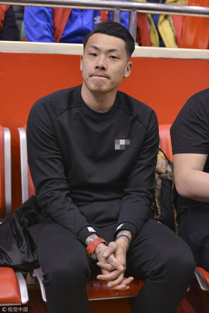 高清王大雷现身山东主场背头造型时髦自信