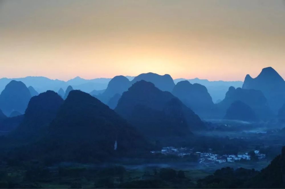 乱山重叠杳难分,似五里,蒙蒙雾