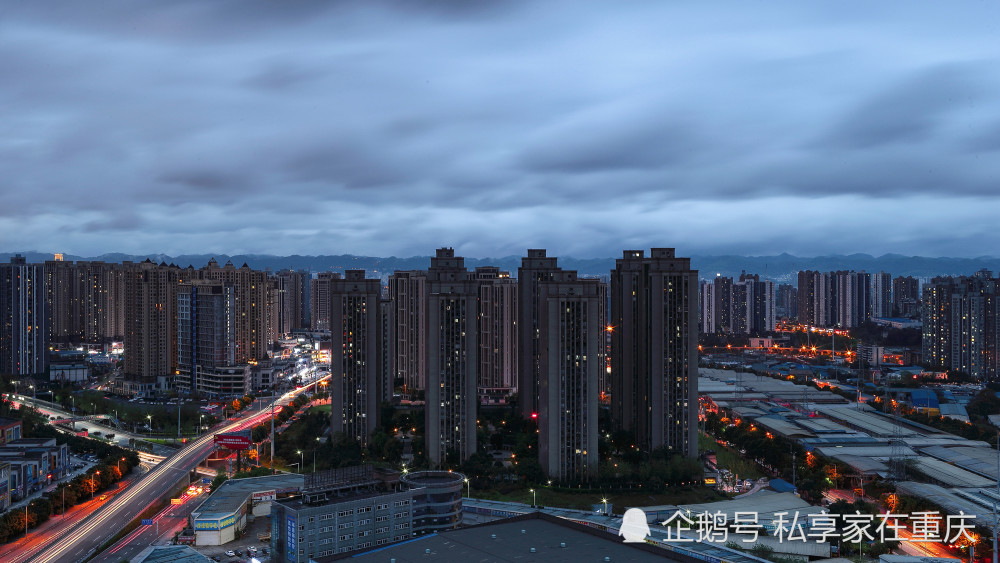 魔幻重庆凌晨才经过雷暴 傍晚就来火烧云