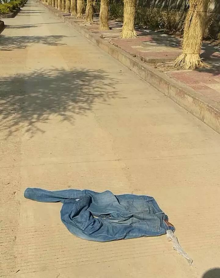 奇葩裸男大街闲逛全身上下一丝不挂满地衣服