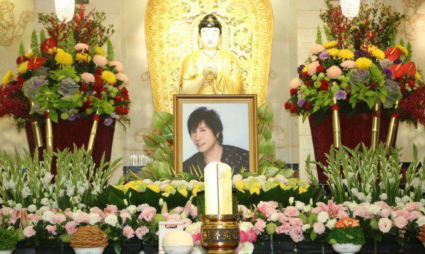 52岁歌王去世,葬礼上妻子哽咽难语,儿子悲痛万分