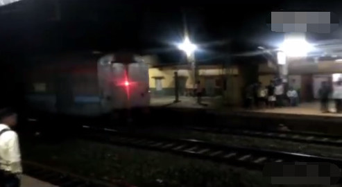 印度无头列车惊魂:22节车厢脱离车头 载千人滑行13公里