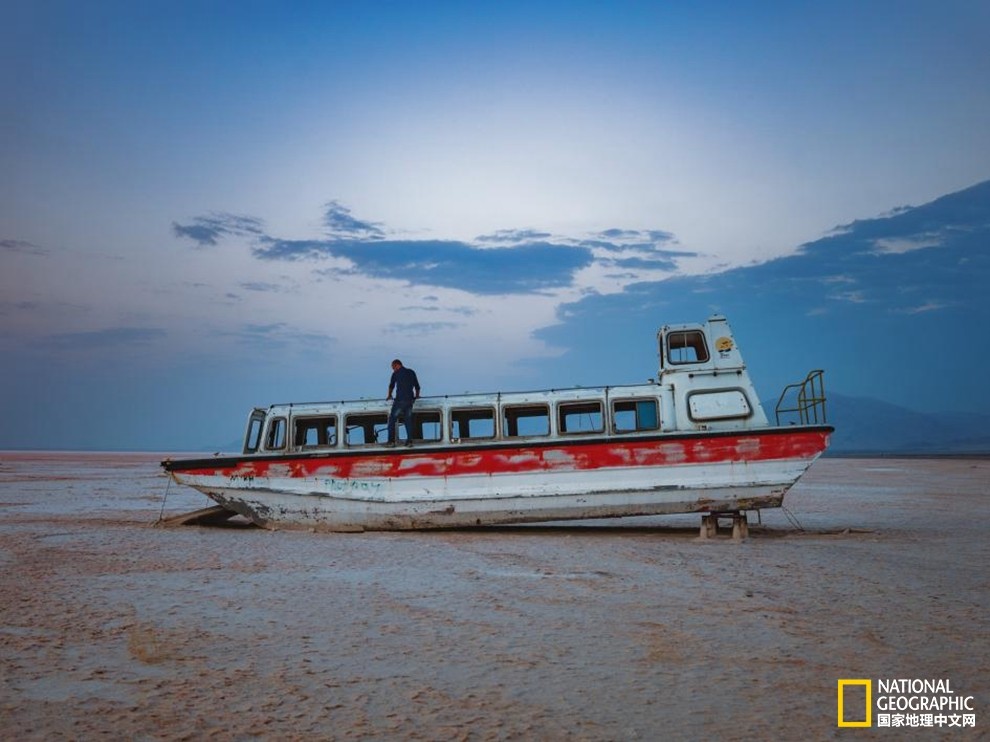 乌鲁米耶湖曾是鸟儿和沐浴者的天堂,如今废弃码头和防波堤随处可见