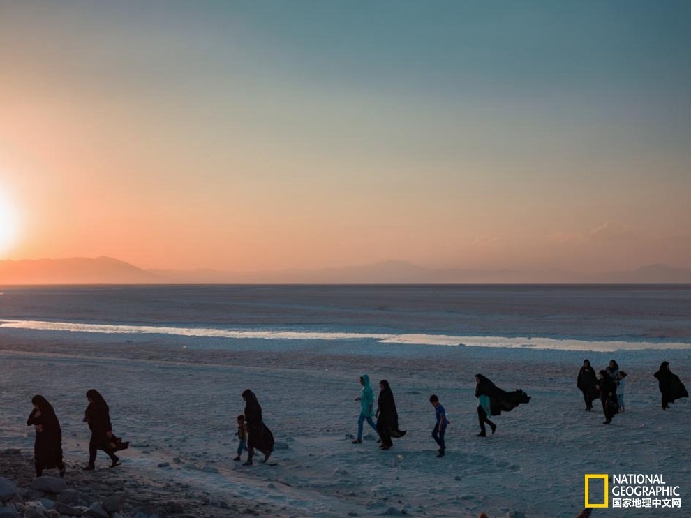 乌鲁米耶湖曾是鸟儿和沐浴者的天堂,如今废弃码头和防波堤随处可见
