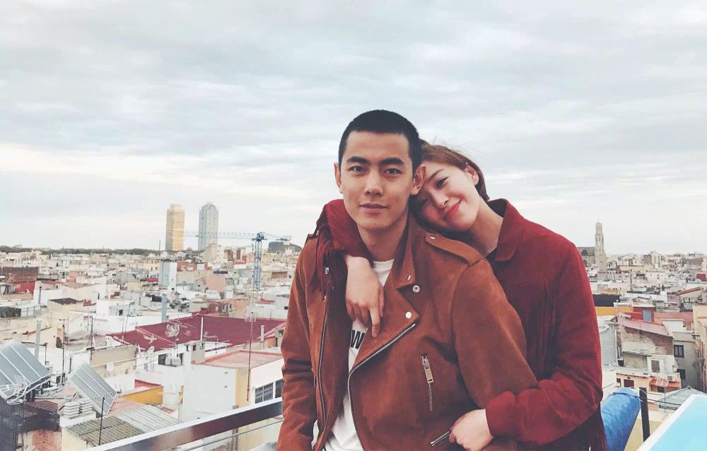 同样是分手后首次露面,杨紫粉丝送礼送拥抱,秦俊杰低调无人识!