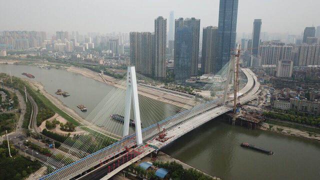 今天上午月湖桥姊妹桥主桥江汉四桥顺利合拢