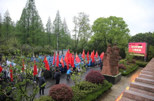 武漢商學院60名師生祭掃九峰山革命烈士陵園