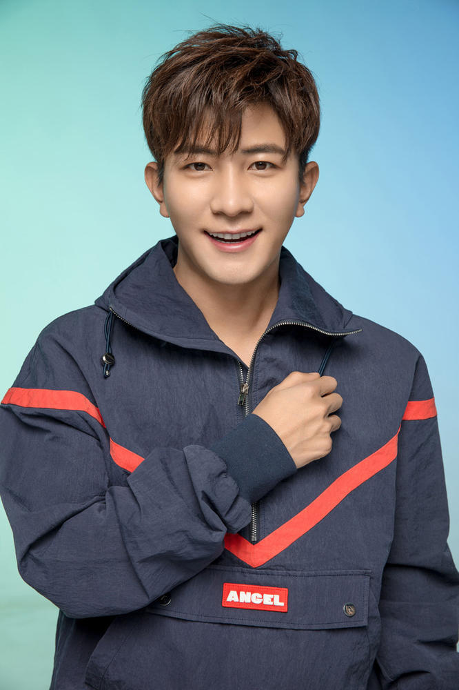 近日,大左的一组最新时尚大片曝光,照片中,他一身潮搭,非常抢眼,尽显