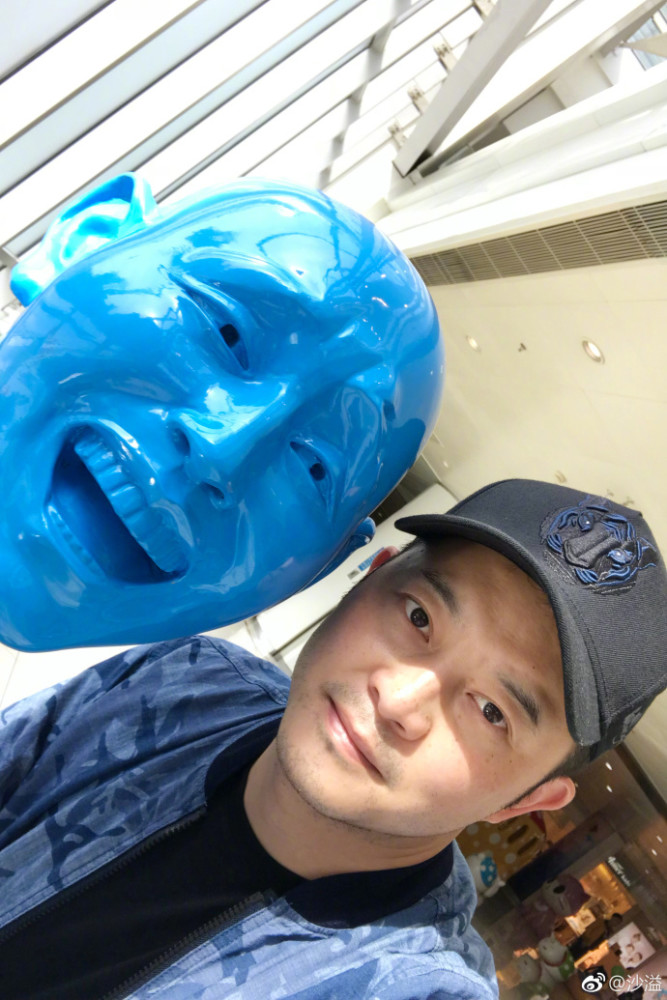 沙溢晒自拍称受风嘴歪,被网友无视:只想看安吉