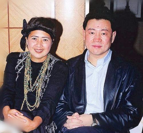 刘銮雄两任妻子对比,这差距不是一般大,网友:难怪他会选甘比!