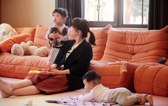 梅婷晒儿女海边玩耍,称女儿像哥哥儿子像妹妹