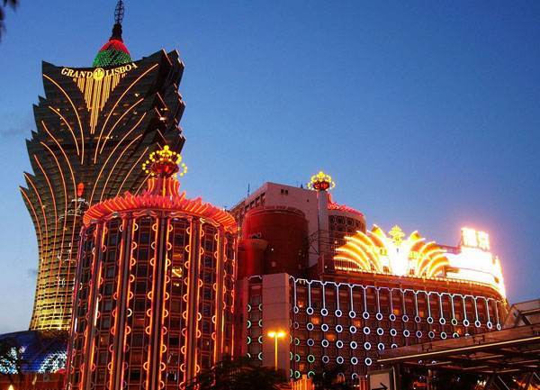 何鸿燊1921年生于香港,1960年获得澳门赌场牌照,开始其博彩发家之路