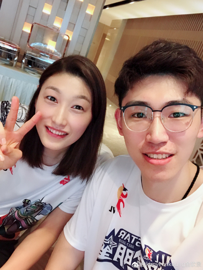 个人微博晒出一张与北京男排队员江川的合照,并附文,"我的中国男朋友