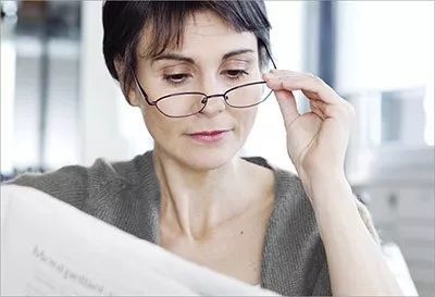 不用配眼镜了?自动调节度数的高科技眼镜来了