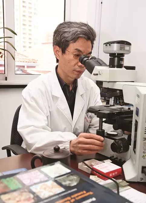 三个大男人围着周先荣主任简单杂乱的桌子,三双眼睛聚焦在周主任的