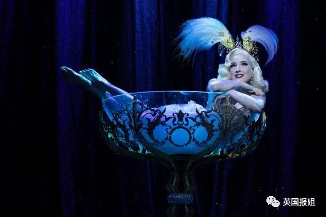 奢华着装下的性感内衣,她在舞台上挥舞着特质的鸵鸟羽毛扇,成了香槟