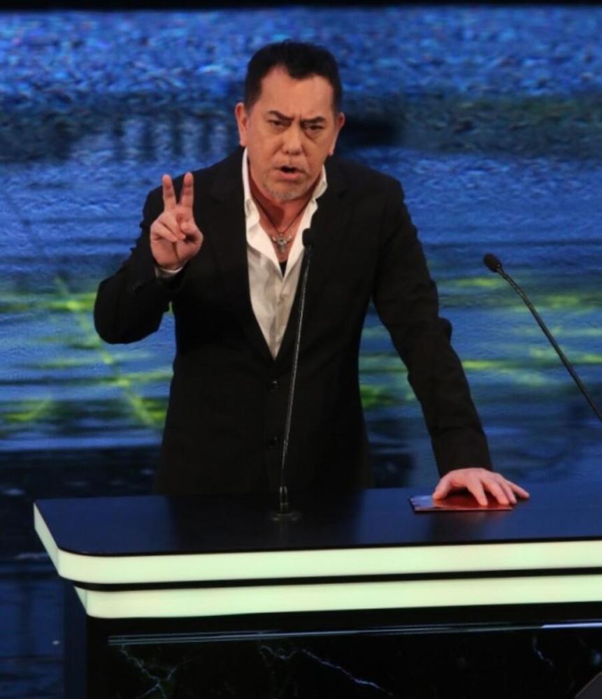 黄秋生致词言论惹争议,急发千字文致歉,成龙33字回应双方和解