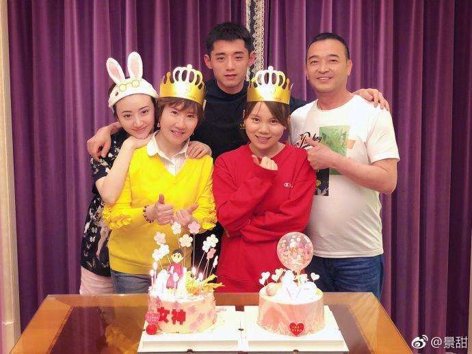 景甜为妈妈以及工作人员同待遇庆生,张继科准