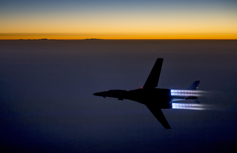 最后一页   b-1b lancer(枪骑兵),2014年9月27日摄于叙利亚上空.