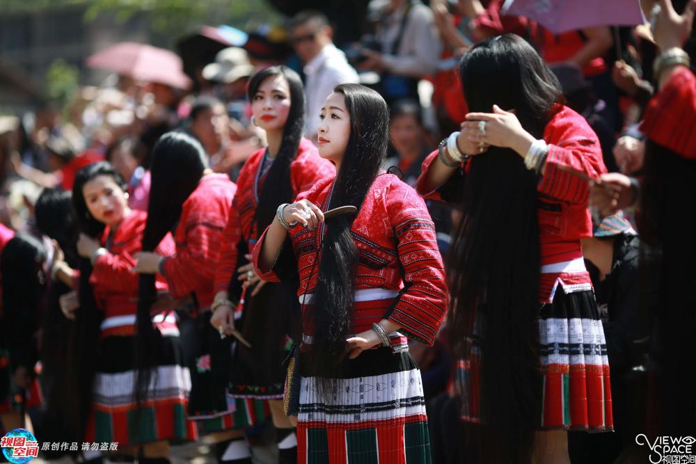 实拍天下长发第一村女子一生只剪一次发最长近3米