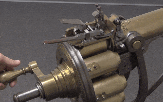 马克沁的转柄是用于连续发射弹药的,而帕克尔的转柄纯碎是用来开锁或