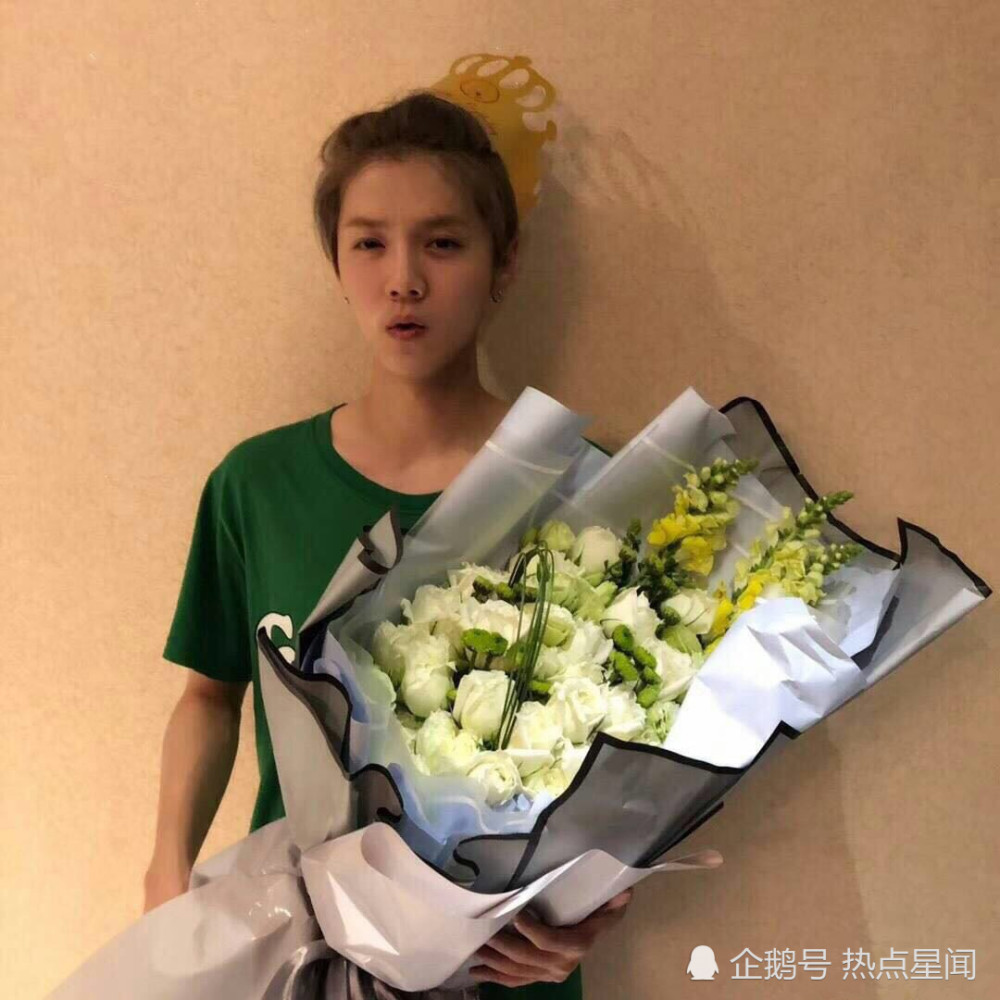 鹿晗生日关晓彤掐点送祝福甜秀恩爱,跑男团晒