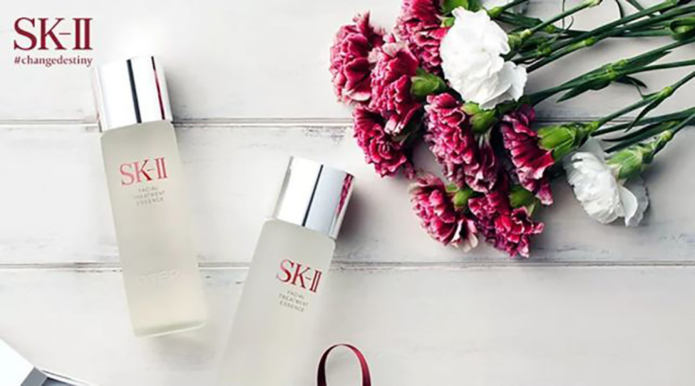 刚买的神仙水当场摔了,还不赶紧把脸贴在地上