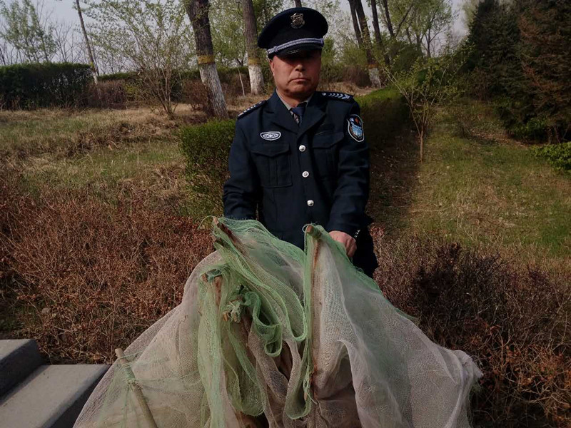 遷安三里河一男子下粘網,地籠捕魚被現場制止 遭到群眾指責