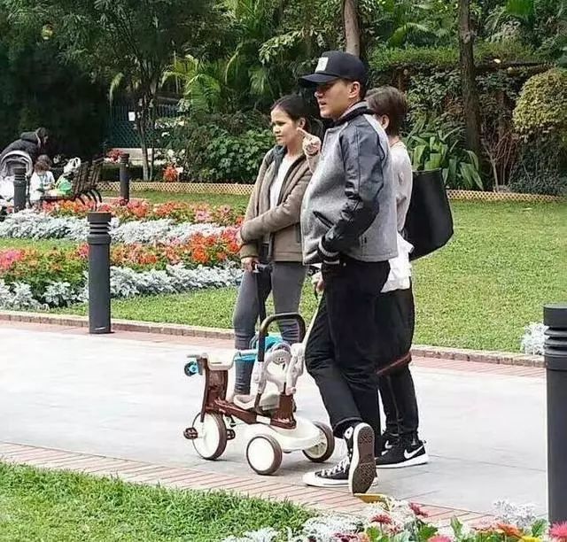 明星带娃逛公园,林志颖一人带3个,小S和女儿玩