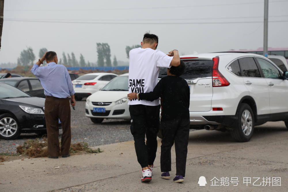 "郝"小伙用手为姥姥挡雨 画面很感人