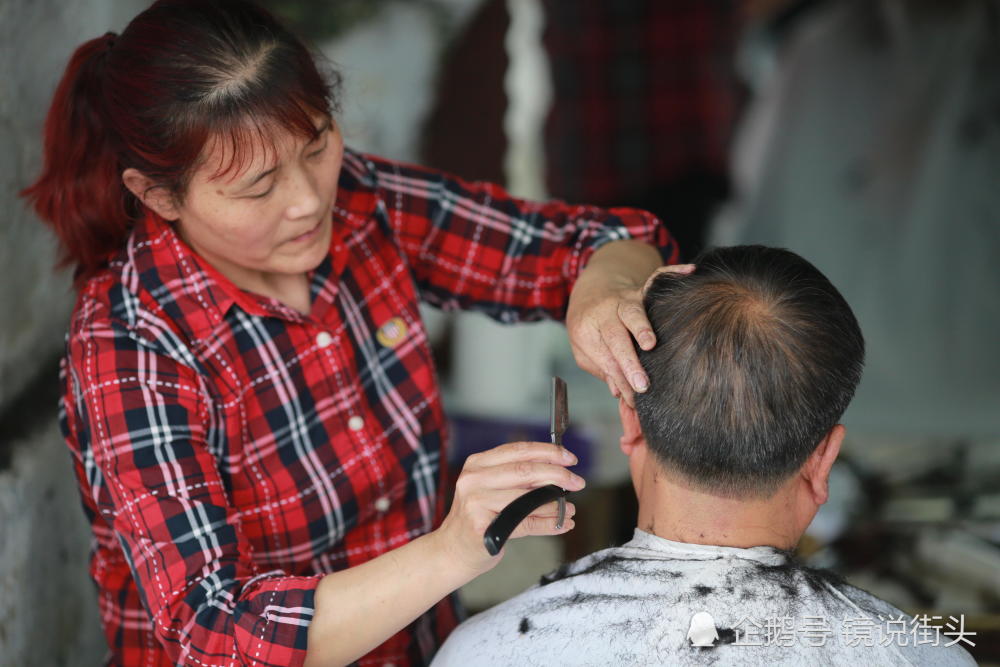 5元理发店22年只涨6次价 顾客宁愿等位不换地方