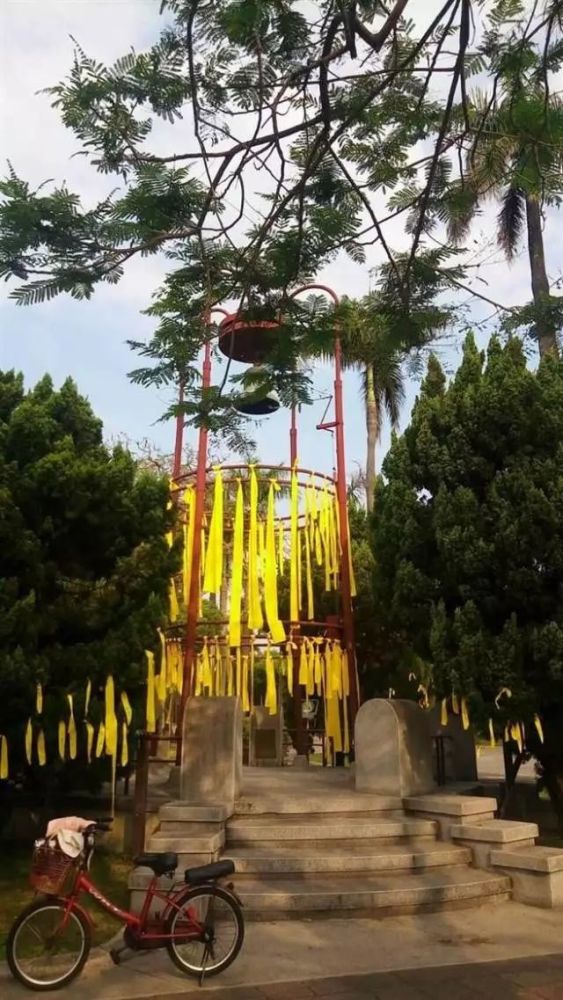 台湾大学傅钟周边绑满黄丝带:还我校长,别再卡了!