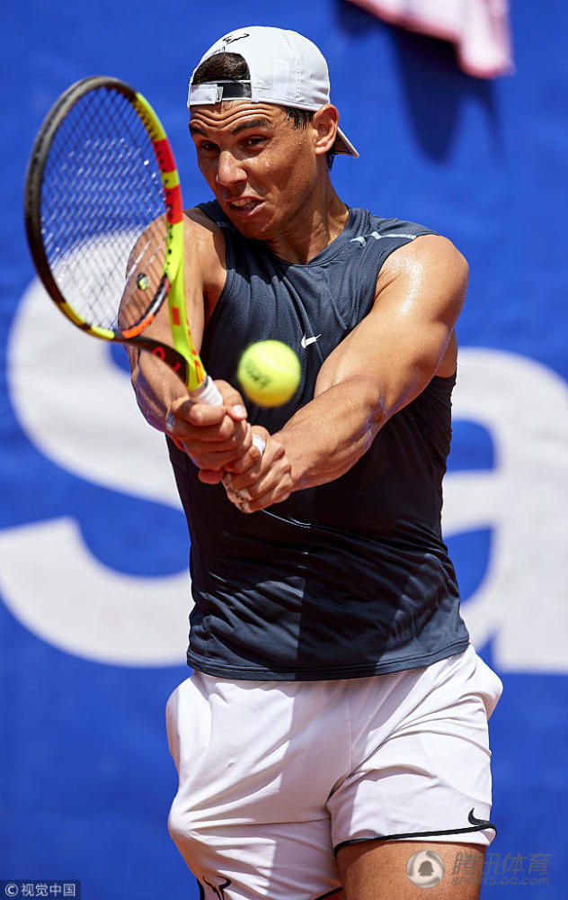 纳达尔备战巴塞罗那赛秀恐怖手臂肌肉