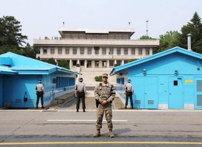 《朝鲜停战协定》是在板门店的蓝房子里签的