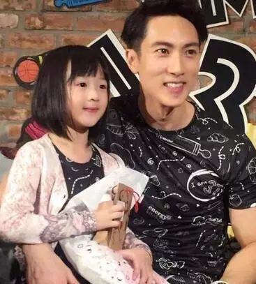 林心如曝霍建华会向女儿索吻,原来老干部也是