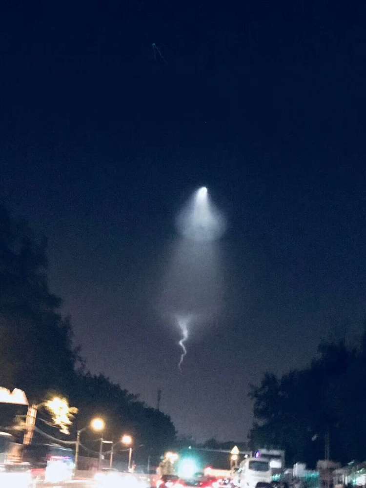 据btv新闻频道官方微博报道:北京的夜空突现"不明飞行物",且华北很多