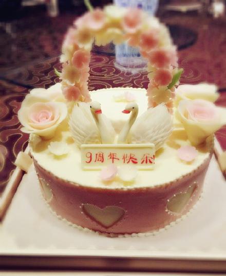 章子怡嫂子晒合影庆结婚9周年