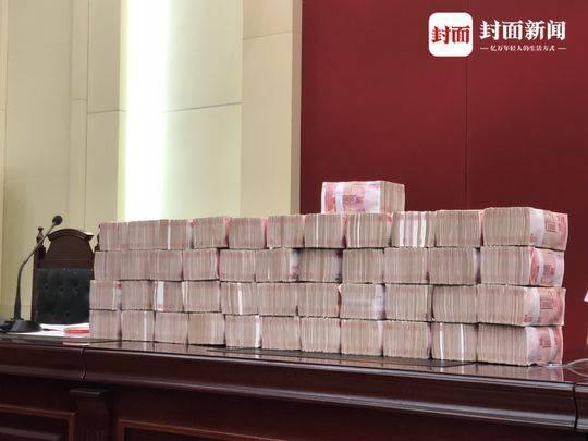 成都双流法院为农民工兑现工资百万现金堆成小山